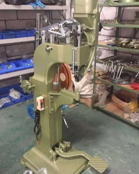 氣壓鉚接機的鉚頭會旋轉嗎？