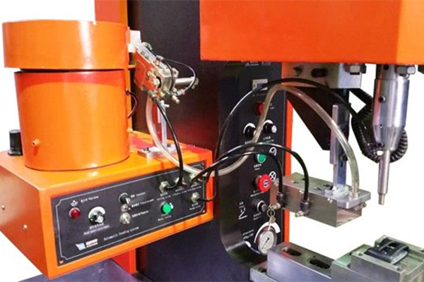 自動送料鉚接機不僅安裝方便且提高生產效率! 圖1