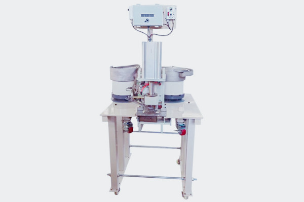 國產(chǎn)最新氣動(dòng)鉚接機(jī)設(shè)備實(shí)拍